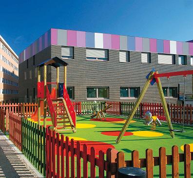 Fachada de la casa malva y zona de juegos Fachada de la casa malva y zona de juegos